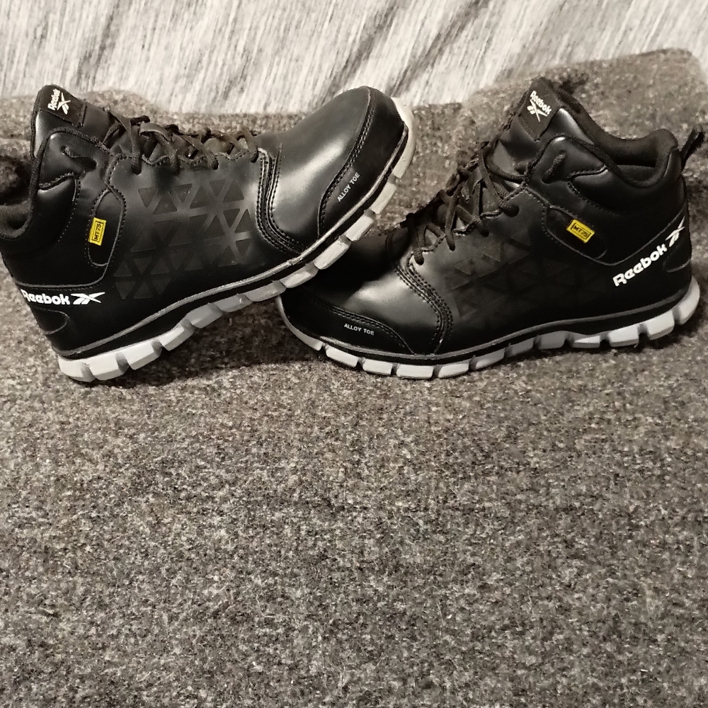 Reebok steel toed work shoes in excellent condition size 9 medium